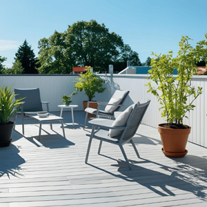 Aurinkoinen harmaa terassi ja pihakalusteet